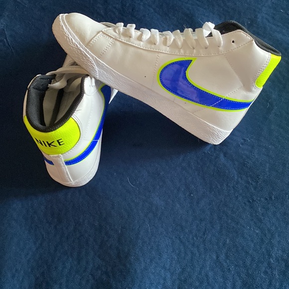 NIKE YOUTH KIDS BLAZERS SIZE 5.5 WITH BOX🔥 - Picture 4 of 8